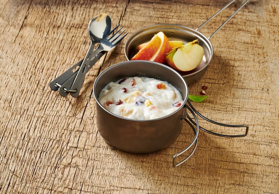 Desert delicios Trek'N Eat Budinca de gris cu fructe, 100g