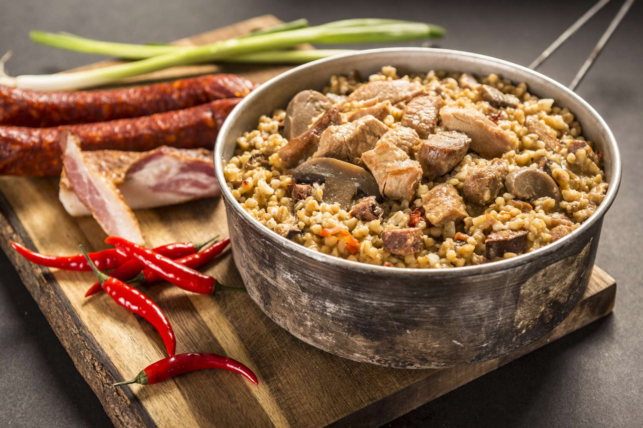 Mancare deshidratata liofilizata Adventure Menu Mix picant de carne cu bulgur portie mare 161g
